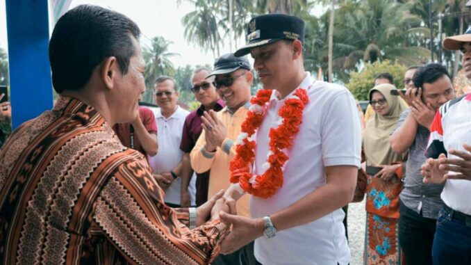 Plt. Bupati Sabar AS membuka pertandingan futsal antar guru Kabupaten Se-Pasaman.