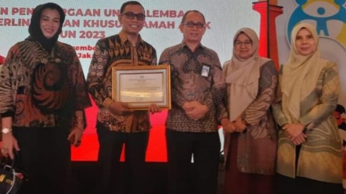 SDN 02 Percontohan Bukittinggi menerima Penghargaan Standarisasi LPKRA.