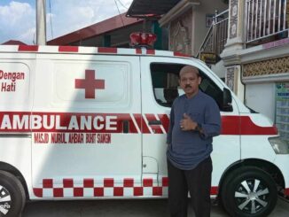 Ujang Hendri bersama satu unit Mobil Ambulance yang dibelinya.