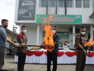 Walikota Bukittinggi (diwakili Sekdako) hadiri pemusnahan BB perkara pidana yang sudah berkekuatan hukum di Kajari Bukittinggi.