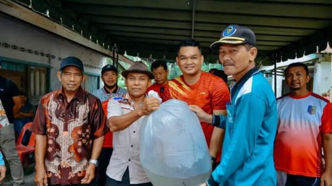 Bupati Zahir melaksanakan gotong royong di Desa Mekar Muliyo.