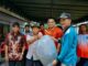 Bupati Zahir melaksanakan gotong royong di Desa Mekar Muliyo.