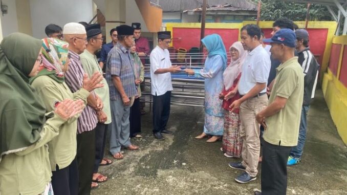 Dra. Donna menyerahkan 11 keranda majat ke Wali Nagari Baringin A.A.Dt Peto Kayo.