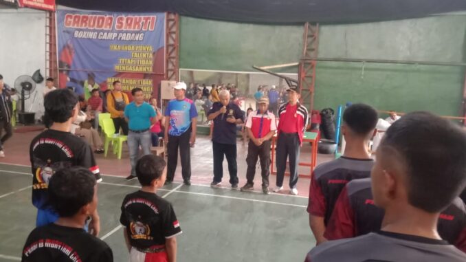 Efendi saat memberi arahan kepada 76 petinju junior.
