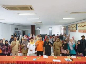 KPM yang menerima bantuan cadangan pangan pemerintah di Bukittinggi yang diserahkan Secara simbolis di kantor Pos Bukittinggi oleh Sekda Martias Wanto mewakili Wako Erman Safar.