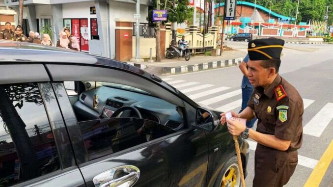 Kepala Kejaksaan Negeri Sawahlunto Andarias D'Orney, S.H, M.H menempelkan Stiker Hakordia Tahun 2023.