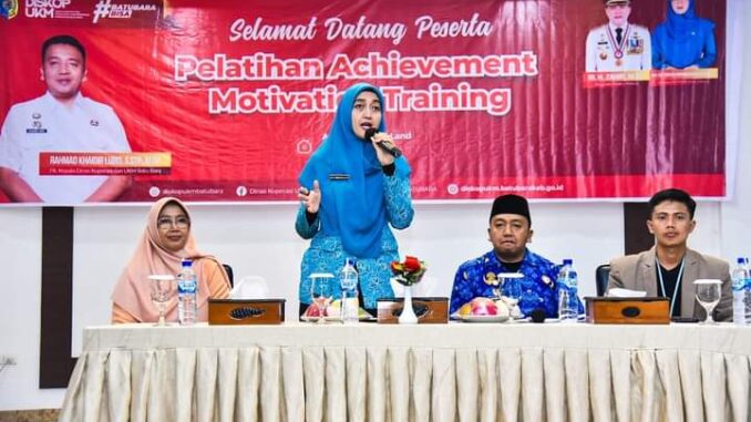 Ny. Hj. Maya Indriasari Zahir membuka kegiatan Pelatihan Achievement Motivation Training.