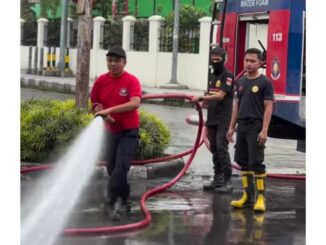 Pemko Bukittinggi turunkan personil Damkar melakukan pembersihan jalan dan fasilitas umum dari debu vulkanik akibat erupsi Gunung Merapi.