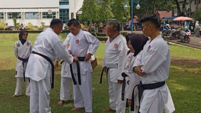 Pimpinan Puncak Karateka Tanah Datar Dinobatkan DAN II Lemkari.