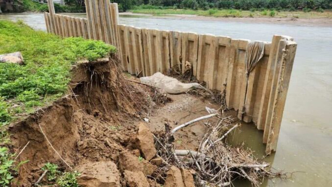 Proyek Milik SDABK Sumbar tinggal tiang pancang.