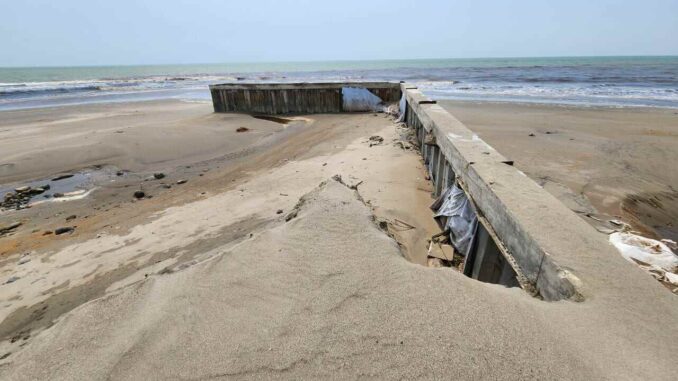 Proyek Seawall dan pengamanan Pantai Sasak belum bisa dimanfaatkan.