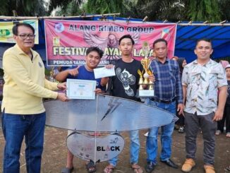 Zulkenedi Said bersama juara Lomba Layang Jorong Batang Biyu.