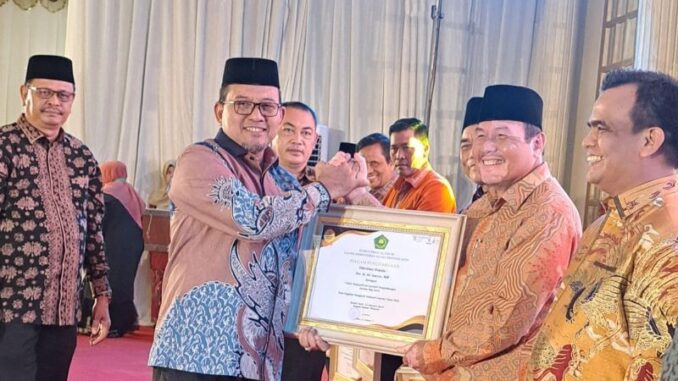 Ali Amran diapresiasi sebagai Tokoh Inspiratif dan Inovatif 2024.