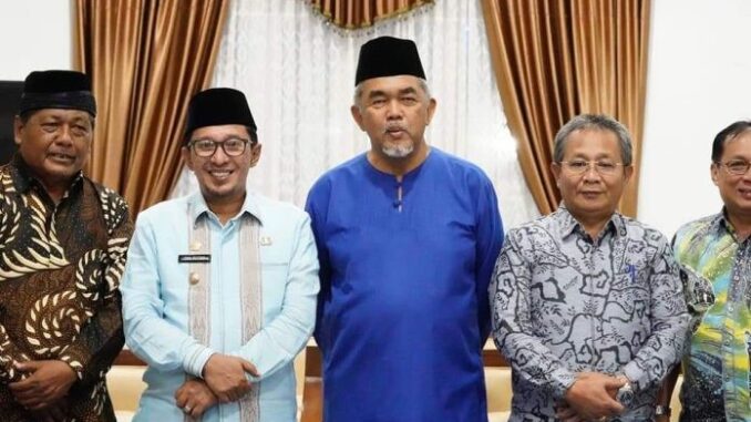 Bupati Eka Putra bersama Pimpinan Media Karangkraf Malaysia.