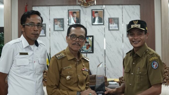 Bupati Safaruddin bersama Wali Nagari Sitapa, Nofrizal didampingi Ketua Bamus Sitapa Eka Ridhaldi Alka.