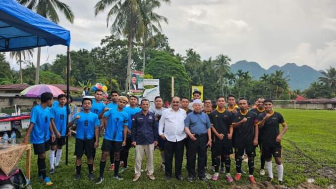 Foto bersama wargaTigo Jangko dan caleg DPR RI Shadiq Pasadigoe.