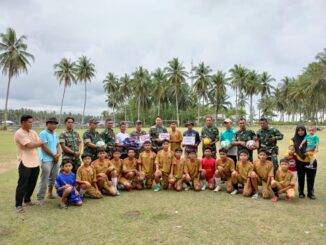 Koramil 02 Ranpes-LSB Pessel serahkan kostum tim.