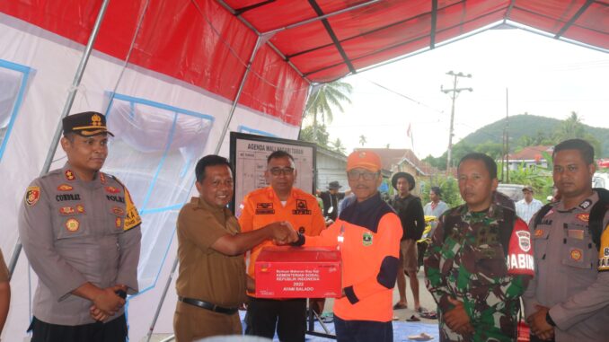Pemberian bantuan dari Bupati Safaruddin untuk korban banjir dan tanah longsor.