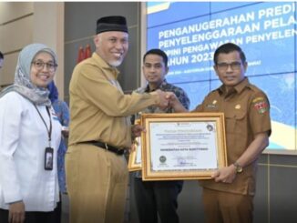 Pemko Bukittinggi terima penghargaan standar pelayanan publik.