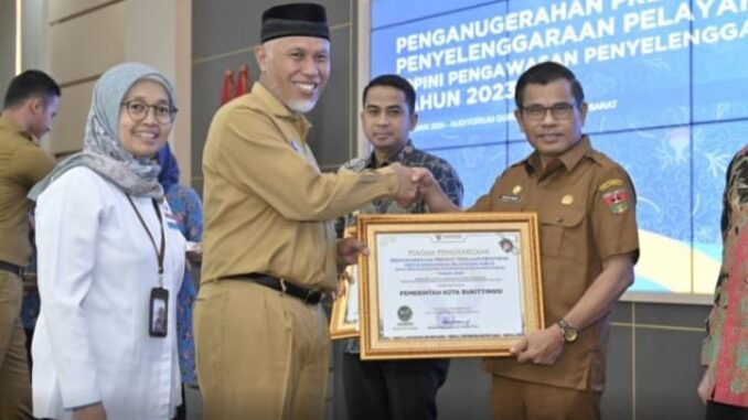 Pemko Bukittinggi terima penghargaan standar pelayanan publik.