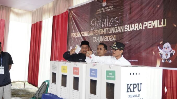 Simulasi pemungutan dan penghitungan suara Pemilu 2024.