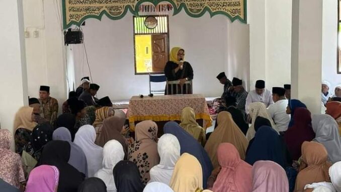 Siti Izati Aziz bersama seribuan warga Ziarah ke Makam Syeh Tuanku Marajo Surau Cubadak Nagari Sungai Asam.