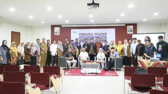 Suasana acara pengukuhan Kepengurusan Wilayah Forum Taman Bacaan Masyarakat Sumatera Barat Periode 2023 - 2028 dan Talkshow Literasi. (Dok. Istimewa)