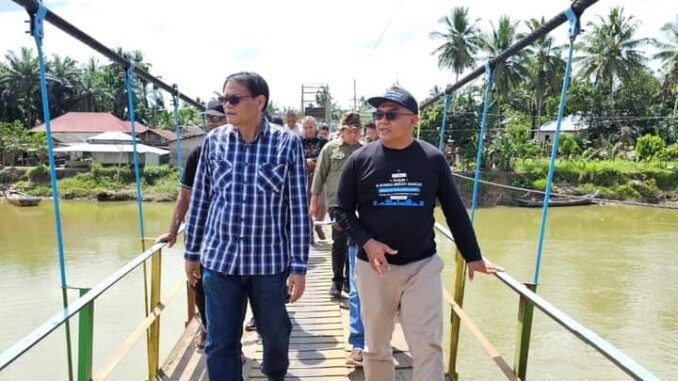 Warga petani Nagari Lingkung Aur Barat antusias direalisasikannya bangunan penguatan.