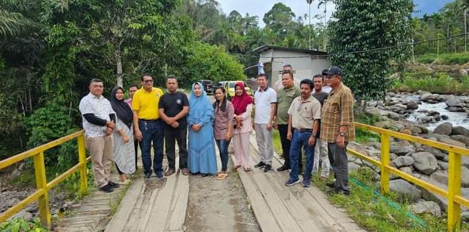Zulkenedi Said saat kunjungan ke Sungai Batang Sopan Timbo Abu Talamau.