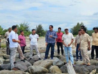 Zulkenedi Said saat meninjau lapangan ke Muaro Sasak bersama pejabat Dinas SDA dan BK Sumbar.