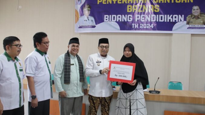 370 siswa kurang mampu di Payakumbuh dapat beasiswa dari BAZNAS.
