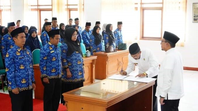 56 orang Kepala Sekolah dilantik Bupati Eka Putra.