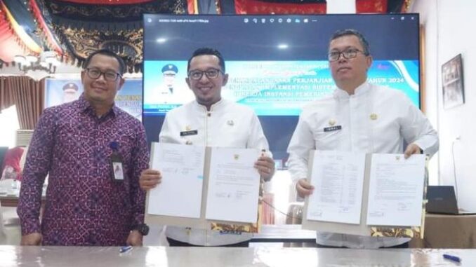 Bupati Eka Putra saat hadiri acara kegiatan penanda tanganan PK Tahun 2024 dan Penguatan Implementasi SAKIP dilingkungan Pemerintah Daerah Kabupaten Tanah Datar.