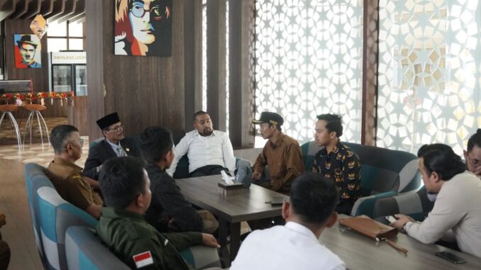 Bupati Safaruddin inisiasi warga Galugua 'Ngadu' ke Wakil Gubernur.