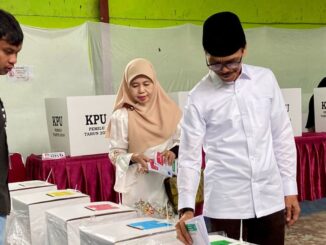Bupati Safaruddin menyalurkan hak suaranya di TPS 08 Baruah Gunuang.