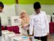 Bupati Safaruddin menyalurkan hak suaranya di TPS 08 Baruah Gunuang.