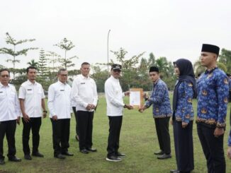 Bupati Safaruddin serahkan 412 petikan SK PNS.