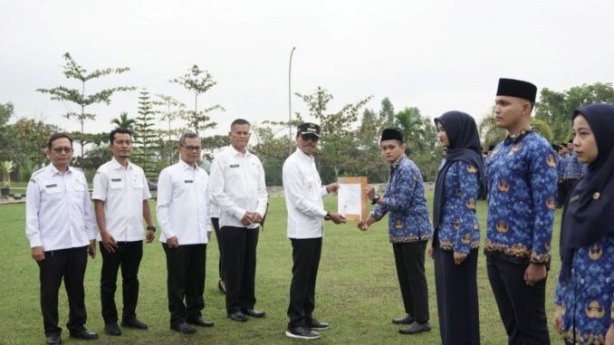 Bupati Safaruddin serahkan 412 petikan SK PNS.