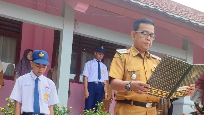 Camat Simpang Alahan Mati saat menjadi pembina upacara di SMP 2 Simpati.