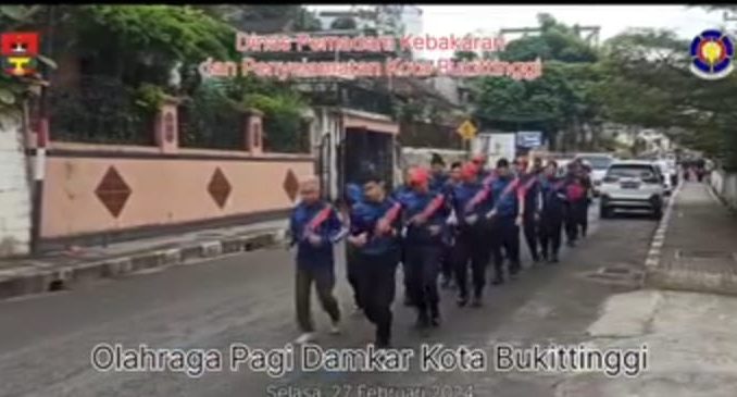 Damkar Kota Bukittinggi melakukan olahraga rutin.