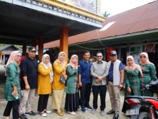 Foto bersama Bupati Eka Putra saat peninjauan pelaksanaan PSU Di TPS 012 Nagari Tanjuang Alam.