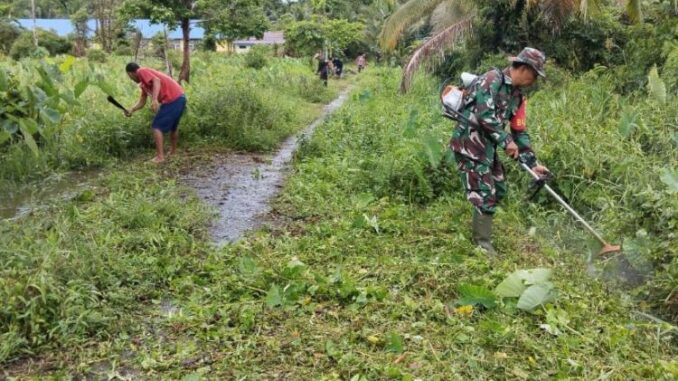 Gotong royong di Desa Sido Makmur.