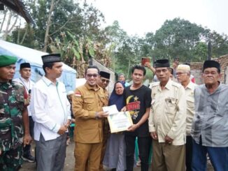 Husni Rafiah menerima bantuan dari Bupati Eka Putra.