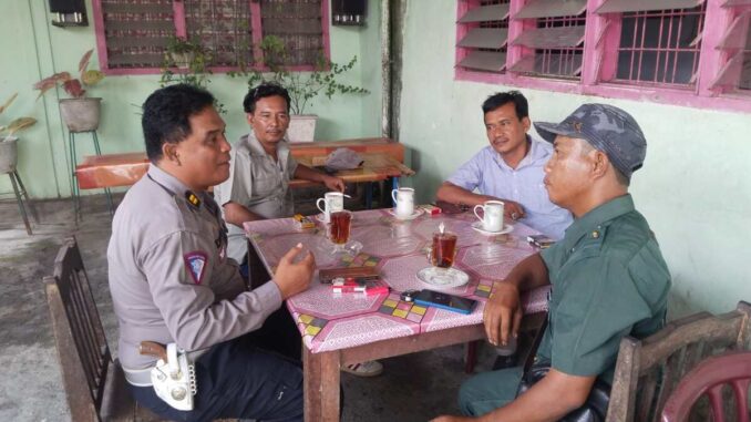 Kanit Regident Satlantas Polres Tebing Tinggi IPTU T. Samosir, ngopi bareng tim wartawan.