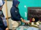 Kasi Dokkes Polres Sawahlunto AIPDA Yuli Erwati, Amd.Kep berikan obat dan vitamin pada Dinda petugas KPPS.