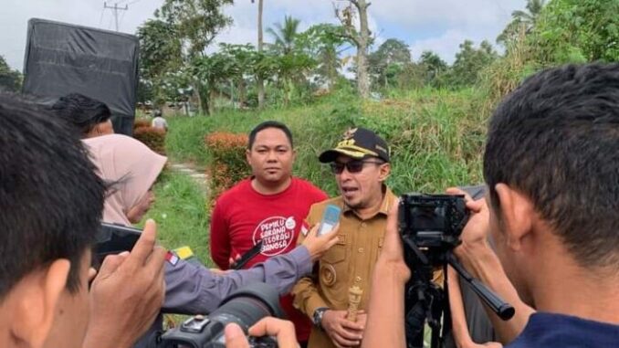 Pelepasan keberangkatan armada pendistribusian logistik pemilu oleh Bupati Eka Putra.