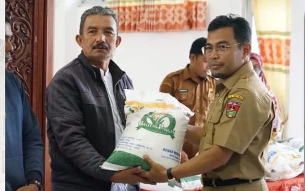 Pemko Bukittinggi mulai salurkan bantuan cadangan beras pemerintah.