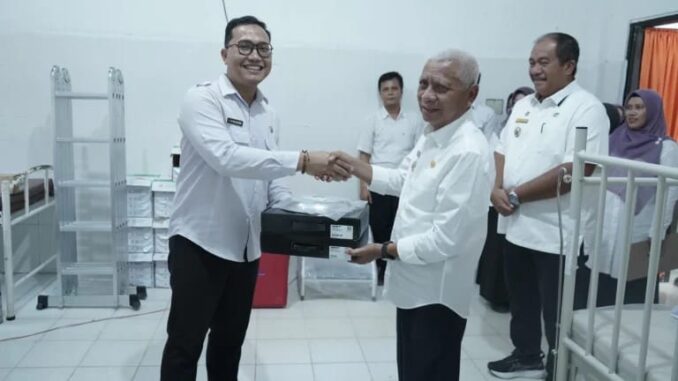 Penyerahan alat kesehatan di UPTD Puskesmas Aek Songsongan.