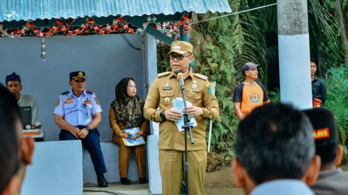 Pj Bupati Nizhamul cabut portal jalan di area perlintasan kereta api di Desa Mekar Baru.