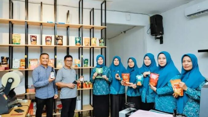 Pj Ketua TP PKK Kabupaten Batu Bara tinjau produk lokal hasil karya dan kreasi para pelaku UMKM Batu Bara.